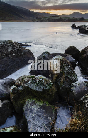 Le lac Llynnau Mymbyr gelés en hiver situé dans le parc national de Snowdonia dans la vallée près de Capel Curig Dyffryn Mymbyr Banque D'Images