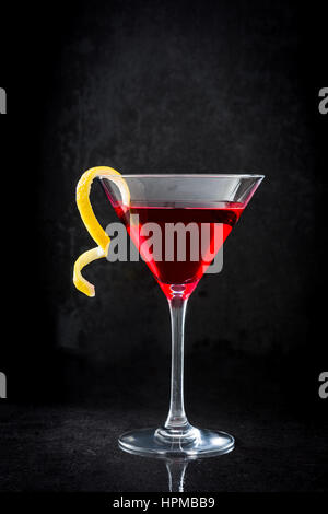 Cocktail cosmopolite sur fond noir Banque D'Images