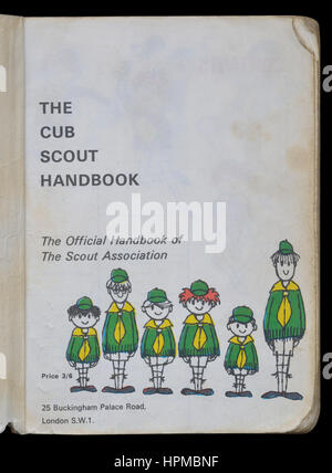 Le Royaume-Uni Cub Scout handbook circa 1969 Banque D'Images