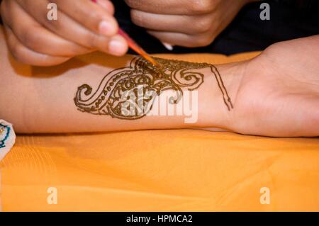 Mendhi appliquée sur les filles Banque D'Images