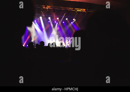 L'auditoire à regarder le concert sur scène. Banque D'Images