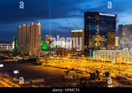 Las Vegas, Nevada, USA - Le 22 mars 2015 : Las Vegas strip casino resort towers dans la nuit. Banque D'Images