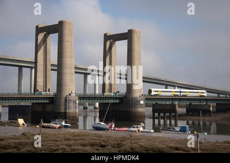 Un train traversant le pont Kingsferry qui est une route et chemin de fer combiné vertical-ascenseur pont reliant l'île de Sheppey mainline avec Kent. Banque D'Images