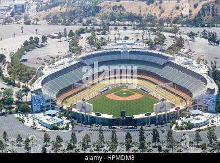 Los Angeles, États-Unis - 27 mai 2015 : Vue aérienne du stade Dodger à Elysian Park. Le stade et les tribunes et les terrains de stationnement autour d'elle sont anticiper Banque D'Images