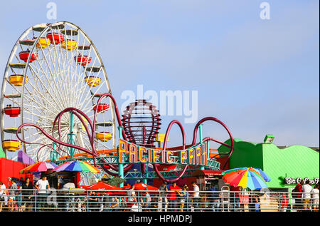Santa Monica, USA - 30 mai 2015 : Entrée de parc d'attractions Pacific Park sur la jetée de Santa Monica avec la grande roue et les montagnes russes. Banque D'Images