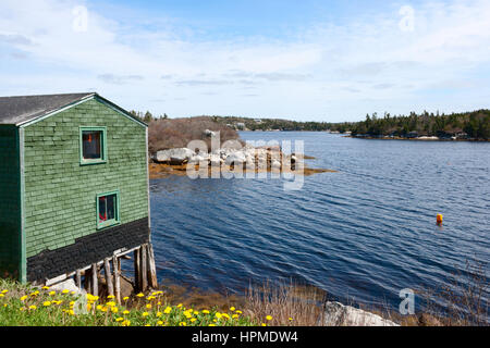 Petite maison au-dessus de l'eau dans la région de Peggy's Cove Banque D'Images