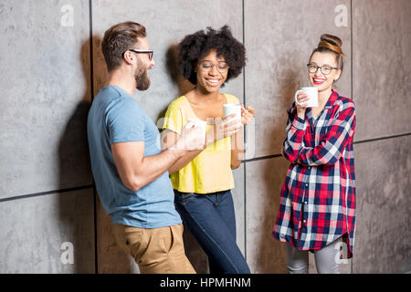 Les collègues ayant une pause-café Banque D'Images