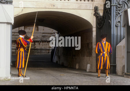 Gardes suisses , sur la place Saint-Pierre, le Vatican, Rome, Italie Banque D'Images