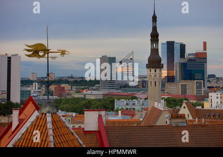 Vieille Ville avec tour de ville et ville moderne à partir de la plate-forme d'observation dans le quartier,Toompea Tallinn Estonie, Banque D'Images