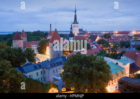 View avec l'église St Olaf,district de Toompea Tallinn, Estonie Banque D'Images