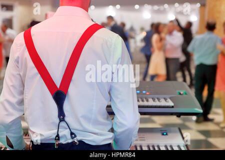 Couples de danseurs au cours de partie ou célébration de mariage Banque D'Images