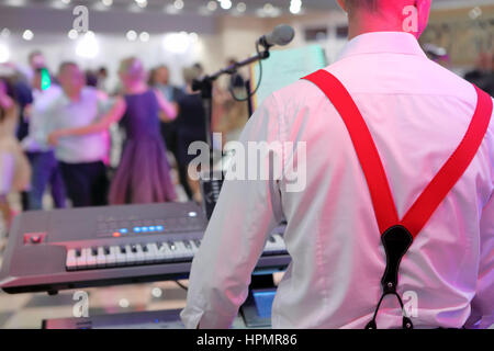 Couples de danseurs au cours de partie ou célébration de mariage Banque D'Images