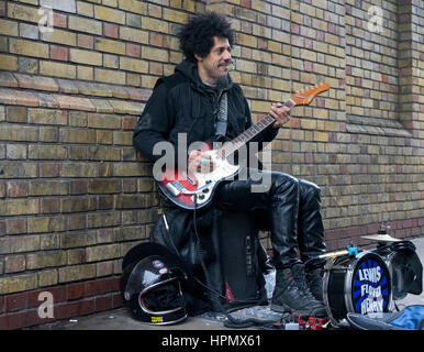 Guitariste Rock street dans son propre espace urbain. Banque D'Images