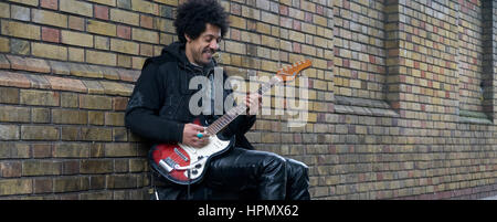 Guitariste Rock street dans son propre espace urbain. Banque D'Images