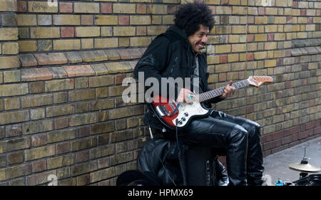 Guitariste Rock street dans son propre espace urbain. Banque D'Images