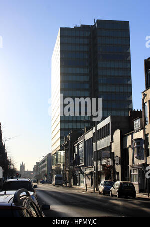 Le soleil d'hiver se reflète sur un immeuble de bureaux à créer de fortes ombres bas Albert Road à Middlesbrough. Banque D'Images