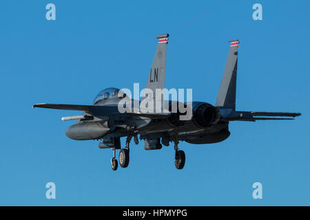 RAF Lakenheath F15 Strike Eagle en approche sur la piste 06 de Lakenheath après une sortie MIDI sur la mer du Nord dans un ciel bleu Banque D'Images
