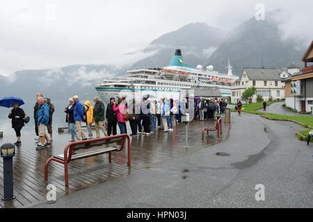 Eidfjord, Norvège - 29 juillet 2016 : Grand groupe de touristes d'un navire de croisière en tournée au cours de jour de pluie Banque D'Images