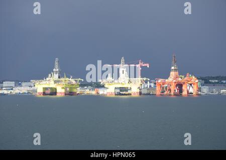 Bergen, Norvège - Août 01, 2016 : plates-formes pétrolières en réparation près de Bergen en Norvège Banque D'Images