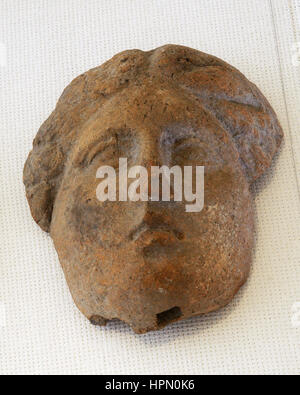 Antefix romain. Bloc vertical qui met fin à la couverture de tuiles de la toiture. Céramique moulée. Chef de Classic. Apparenty féminine avec tufts et tresses. 1er siècle av-1er siècle avant J.-C.. L'Espagne. Terre cuite. Musée Archéologique National. Tarragone. La Catalogne, Espagne. Banque D'Images