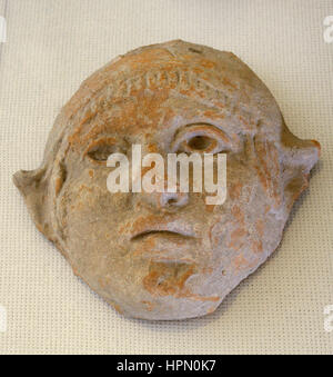 Antefix romain. Bloc vertical qui met fin à la couverture de tuiles de la toiture. Céramique moulée. Les temps impériale. Tête d'homme (type satyre), avec un chapeau. De Tarragone. Musée Archéologique National. Tarragone. La Catalogne, Espagne. Banque D'Images