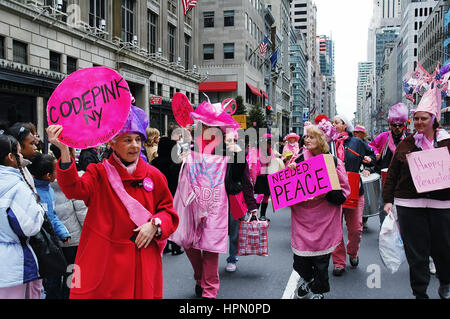 Code anti-guerre 'Pink' manifestants participant à l'Easter Parade sur la 5e avenue à New York. 27 mars 2005 - New York, USA Banque D'Images