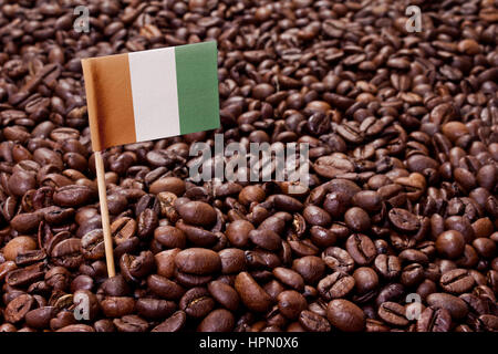 Drapeau de Côte d'Ivoire bloque dans les grains de café torréfiés.(série) Banque D'Images