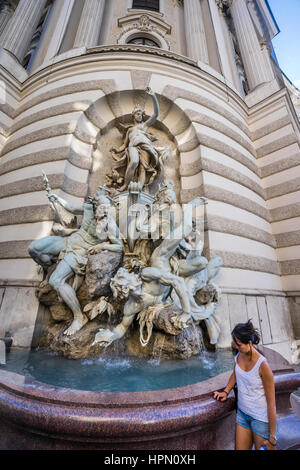 L'Autriche, Vienne, la puissance en mer (die Macht zur See) fontaine à la St Michael's de l'aile du palais impérial Hofburg de Vienne Banque D'Images