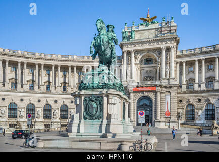 L'Autriche, Vienne, la Hofburg, Heldenplatz (Place des Héros) avec statue équestre du prince Eugène de Savoie Banque D'Images