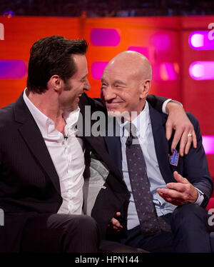 Hugh Jackman et Patrick Stewart pendant le tournage de The Graham Norton Show à la London Studios. Banque D'Images