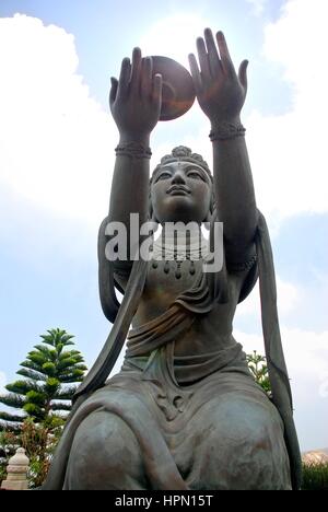 Statue de Bodhisattva Puja à pied de Tian Tan Buddha géant monastère Po Lin, Ngong Ping, La Banque D'Images