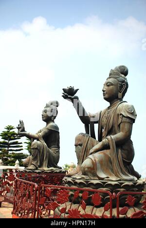 Statue de Bodhisattva Puja à pied de Tian Tan Buddha géant monastère Po Lin, Ngong Ping, Lantau Island, Hong Kong, Chine Banque D'Images