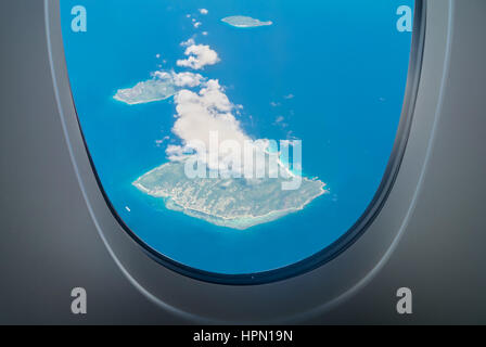 L'île de La Digue Vue aérienne des aéronefs par windows en Seychelles - pays de l'archipel et dans l'Océan Indien. Félicité et visibles de l'Île Marianne Banque D'Images