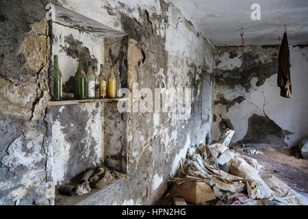 L'intérieur d'une maison à gauche possessions dans le village abandonné de vieux Theletra, Chypre Banque D'Images