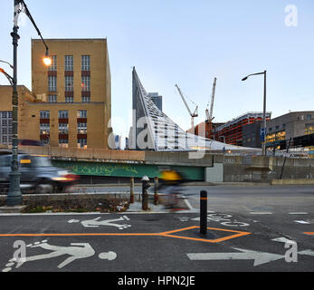 Vue sur Joe DiMaggio highway vers VI' 57. VI' 57, New York, United States. Architecte : BIG Bjarke Ingels Group, 2016. Banque D'Images