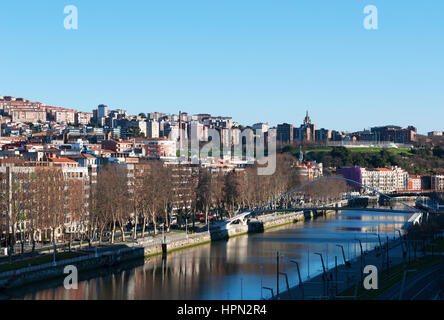 Espagne : skyline de Bilbao Nervion et avec vue sur le pont Zubizuri, le livre blanc ou le Campo Volantin Bridge par Santiago Calatrava Banque D'Images