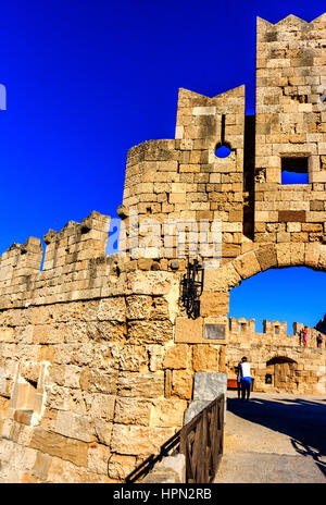 Ancienne ville mur avec entrée du port de la ville de Rhodes, Grèce Banque D'Images