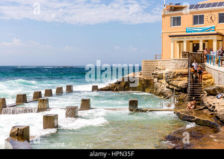 Coogee Beach Surf Life Saving Club et Ross Jones memorial piscine Océan, Coogee, Sydney, Australie Banque D'Images