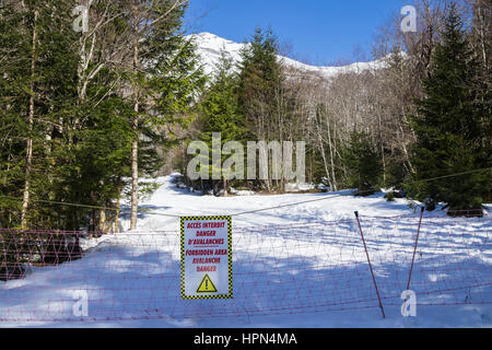 Signe d'avalanches sur chemin fermé dans la réserve naturelle de Sixt Fer A Cheval dans le massif du Giffre dans les Alpes françaises. Haute Savoie - Alpes - France Banque D'Images