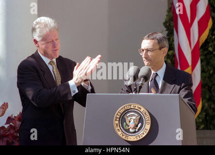 Le président américain Bill Clinton se réjouit d'être nommé chef de cabinet John Podesta comme il prononce une allocution lors d'une roseraie cérémonie à la Maison Blanche le 20 octobre 1998 à Washington, DC. Clinton a annoncé que le nouveau John Podesta Chef du personnel remplaçant Erskine Bowles. Banque D'Images