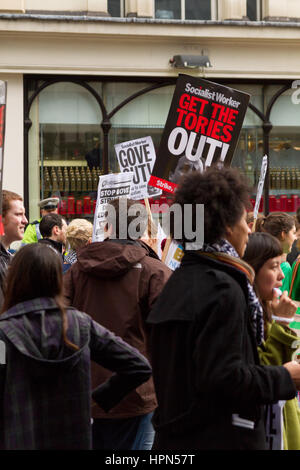 Londres, Royaume-Uni. 17 octobre 2013. Des milliers d'enseignants de l'écrou et la NASUWT mars à Londres pour protester contre des changements aux régimes de retraite et les salaires. Banque D'Images