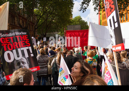 Londres, Royaume-Uni. 17 octobre 2013. Des milliers d'enseignants de l'écrou et la NASUWT mars à Londres pour protester contre des changements aux régimes de retraite et les salaires. Banque D'Images