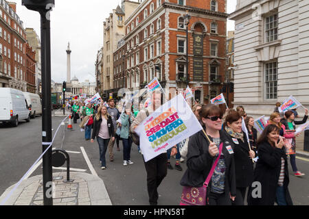 Londres, Royaume-Uni. 17 octobre 2013. Des milliers d'enseignants de l'écrou et la NASUWT mars à Londres pour protester contre des changements aux régimes de retraite et les salaires. Banque D'Images