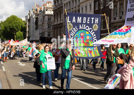 Grève des enseignants.Des milliers d'enseignants de The NUT et NASUWT défilent à Londres pour protester contre les changements apportés aux retraites et aux salaires. Banque D'Images