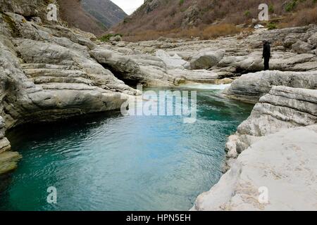 Personne regardant les roches sculptées par la rivière particulier turques de l'eau, dans la haute montagne Banque D'Images