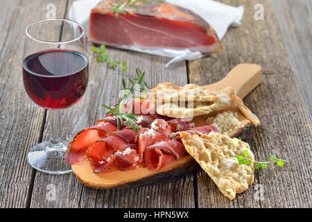 Le lard avec du Tyrol du Sud, raifort frais pain plat croustillant et vin rouge local Banque D'Images