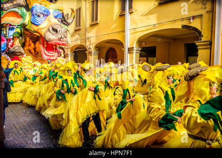 Carnevale di Cento colorful cow parade float personnes chorégraphie costumes Tournesol jaune Banque D'Images