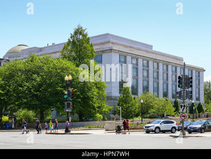 Washington DC, USA - 3 mai 2015 : Les personnes qui traversent la rue au Musée National d'Histoire Naturelle. Banque D'Images