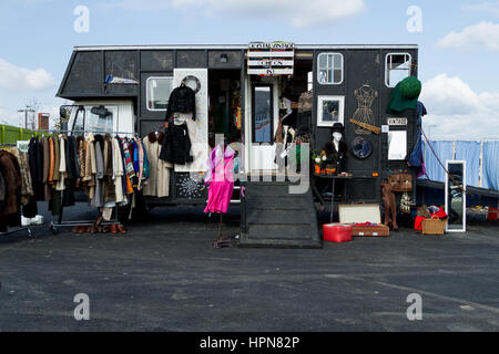 L'fort van transformé en vêtements stand au classic car boot sale dans le QE Park à Stratford (East London Banque D'Images