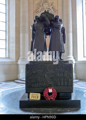 PARIS, FRANCE - 25 août, 2013 Le sarcophage du maréchal Ferdinand Foch. aux Invalides (la résidence National des Invalides), Paris, France Banque D'Images